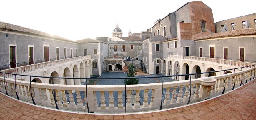 Palazzo Platamone, Convento San Placido, Palazzo della Cultura, Via Vittorio Emanuele.Palazzo medievale ed ex convento, oggi centro culturale che ospita vari concerti e mostre d'arte.