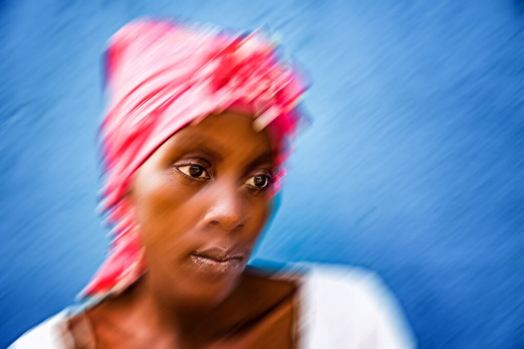 Foto 2 _"Volto di resilienza" è il cuore pulsante del portfolio: il ritratto di una donna che porta nel volto la dignità di un’intera comunità. La sua presenza è un manifesto di forza, grazia e identità. - Nuova Genesi Sierra Leone (Portfolio di Sebastiano Cosimo Auteri)